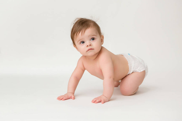 Zdrowa, 6-miesięczna dziewczynka w pieluchach na białym tle. Skopiuj zdjęcie przestrzenne z umieszczeniem na tekst lub reklamę - Zdjęcie, obraz