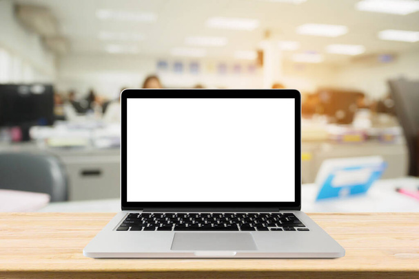 Laptop con schermo bianco sul tavolo della scrivania con sfondo interno ufficio sfocato - Foto, immagini