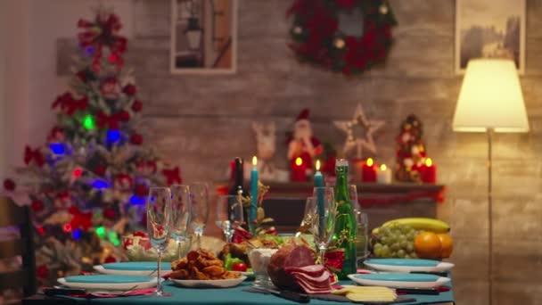Copas de champán en la mesa de Navidad - Metraje, vídeo