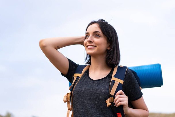 Młoda dziewczyna alpinistka z dużym plecakiem na świeżym powietrzu - Zdjęcie, obraz