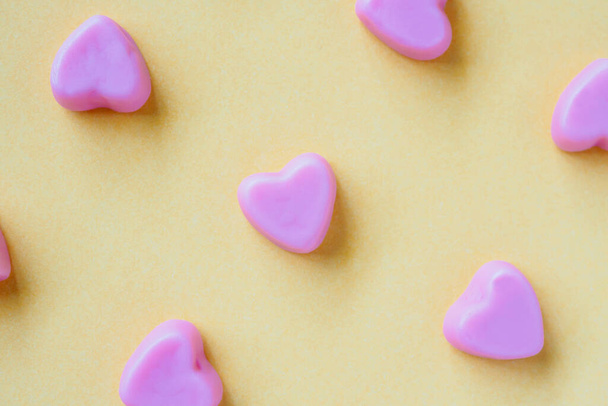 Valentinstag Hintergrund mit Herzform Süßigkeiten auf gelbem Hintergrund - Foto, Bild