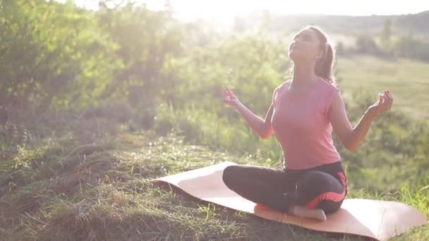 瞑想的な女性ヨガの演習を練習します。健康的なライフスタイル - 映像、動画