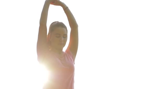 Yoga und Erholung im Freien bei Sonnenuntergang. Morgentraining. - Filmmaterial, Video