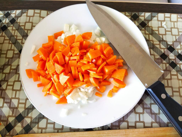 Nakrájená zelenina na řezací stůl, mrkev, cibule - Fotografie, Obrázek
