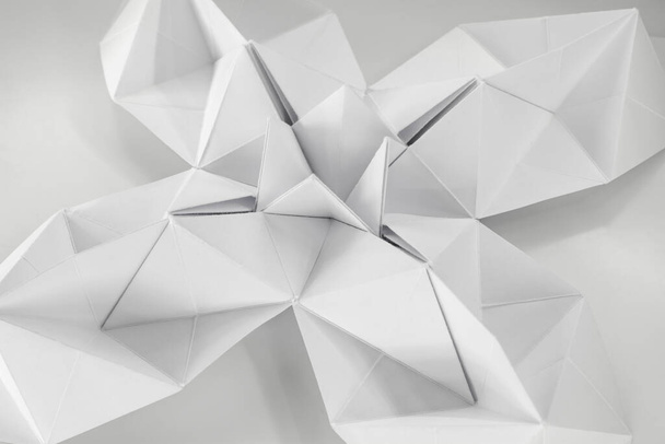 origami z białego papieru światło i cień - Zdjęcie, obraz