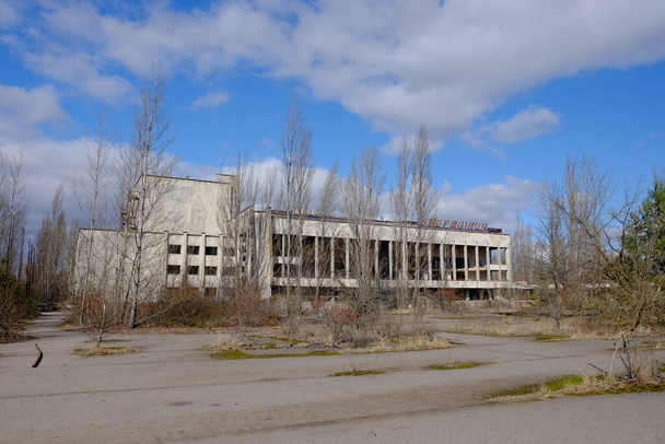 Το Μέγαρο Πολιτισμού Energetik είναι ένα εγκαταλελειμμένο πλέον πολυλειτουργικό παλάτι πολιτισμού στο Pripyat στη ζώνη αποκλεισμού του πυρηνικού σταθμού του Τσερνομπίλ.. - Φωτογραφία, εικόνα