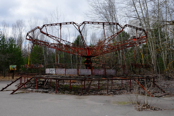 Un viejo carrusel roto en la abandonada ciudad de Pripyat. Parque de atracciones abandonado. - Foto, imagen