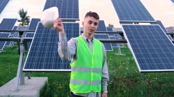 Техник солнечных панелей работает с солнечными батареями. Кавказский инженер гордится своей работой. - Кадры, видео