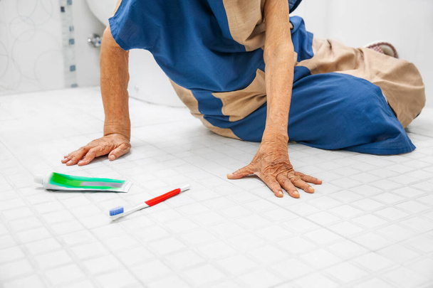 ηλικιωμένη γυναίκα που πέφτει στο μπάνιο επειδή ολισθηρές επιφάνειες - Φωτογραφία, εικόνα