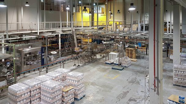 Μαδρίτη, Ισπανία 06 / 14 / 2019: Σωλήνες και αγωγοί αλουμινίου εργοστασίου τροφίμων - Φωτογραφία, εικόνα