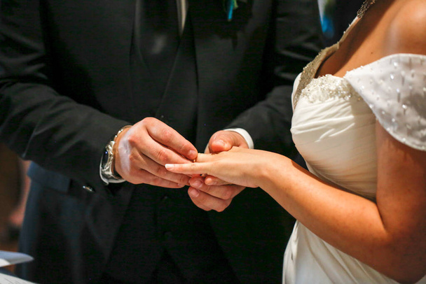novio y novia intercambian anillos en la boda católica. Foto de alta calidad - Foto, imagen