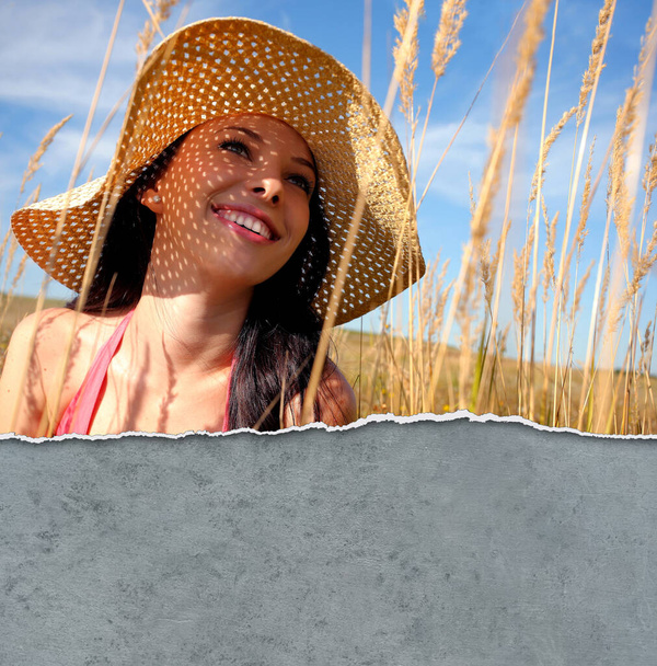 Portret van een jonge vrouw met een zonnehoed op - Foto, afbeelding