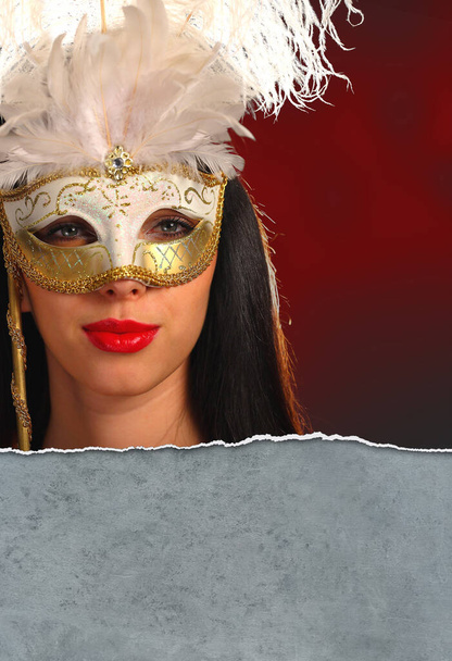 Egy velencei maszkot viselő fiatal nő portréja  - Fotó, kép