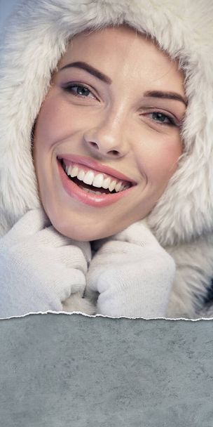 Hoofdfoto van een gelukkige vrouw met een bontmuts op - Foto, afbeelding