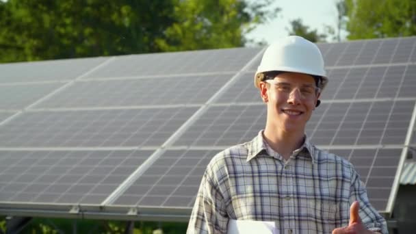 Engenheiro verifica a produtividade dos painéis solares. Conceito de energia alternativa - Filmagem, Vídeo