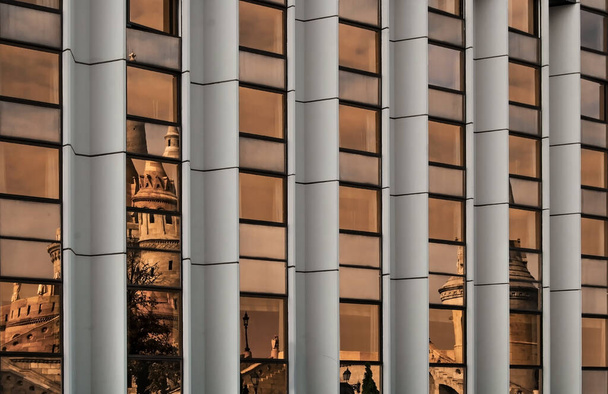 Kalastajan Bastion Budapestissa heijastuu kultainen lasi ikkunat modernin liikerakennuksen - Valokuva, kuva
