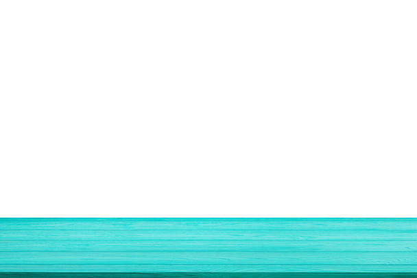 Вид сбоку на голубую пустую деревянную столешницу на белом фоне. - Фото, изображение