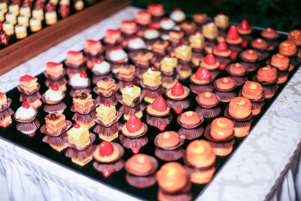 Sortiment čokolád a bonbónů bufetový stůl na svatební hostině. Kvalitní fotografie - Fotografie, Obrázek
