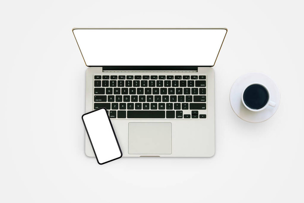 Laptop και smartphone με λευκή κενή οθόνη σε γκρι φόντο από πάνω. - Φωτογραφία, εικόνα