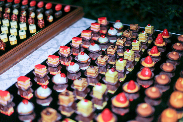 Düğün resepsiyonunda hazırlanmış çeşitli çikolata ve tatlı büfeleri. Yüksek kalite fotoğraf - Fotoğraf, Görsel