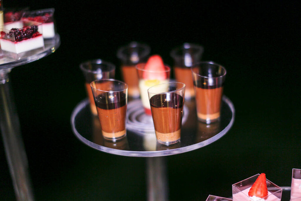 асортимент шоколадних цукерок і цукерок шведський стіл, встановлений на весільному прийомі. Високоякісна фотографія
 - Фото, зображення