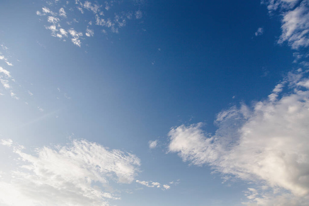 Cirrocumulus felhők a világoskék ég háttér, másolás tér - Fotó, kép