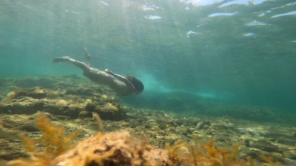 jeune femme plongée en apnée à costa brava - Photo, image