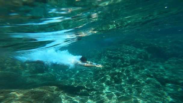 joven snorkel en costa brava - Foto, Imagen