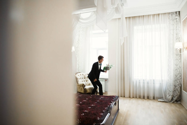 Bel homme, marié posant et se préparant au mariage - Photo, image