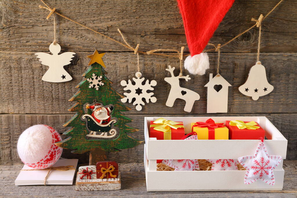 Luminose decorazioni natalizie e di Capodanno in compensato e tessuto su sfondo grigio in legno.  - Foto, immagini