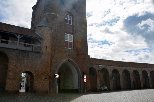 街の門Zuidhavenportは、オランダのZierikzeeの旧市街にドア付きの建物があります。空とコピースペースで - 写真・画像