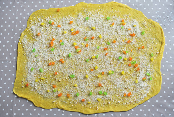 сырое тесто для торта с изюмом и конфетами - Фото, изображение