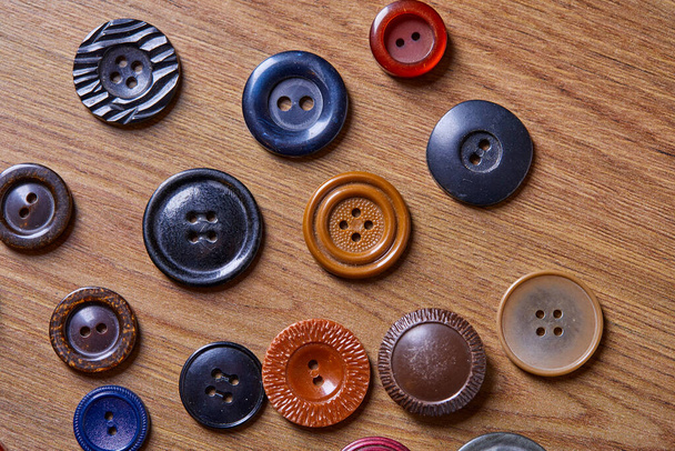Фон и текстура разноцветных антикварных кнопок - Фото, изображение
