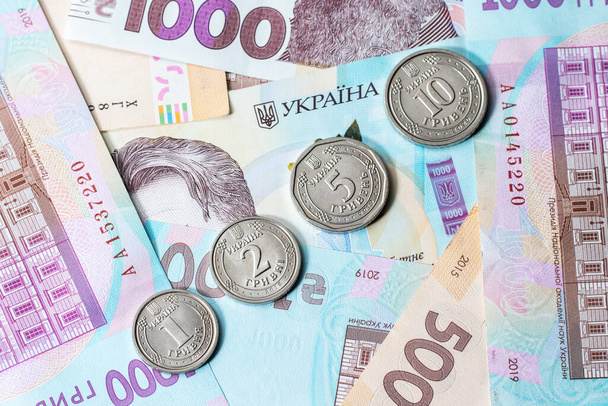 Nieuwe bankbiljetten en munten Oekraïense Hryvnia. - Foto, afbeelding