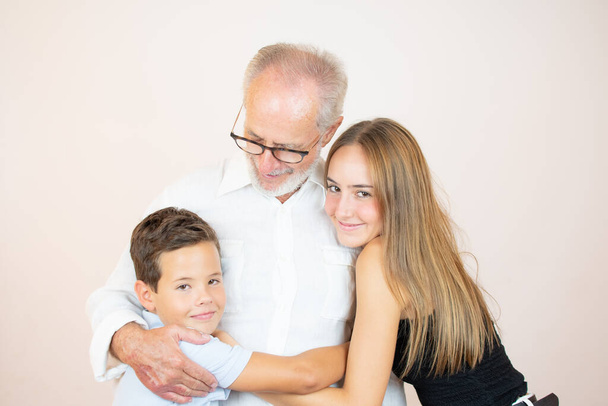 Ritratto di nonno con i nipoti - Foto, immagini