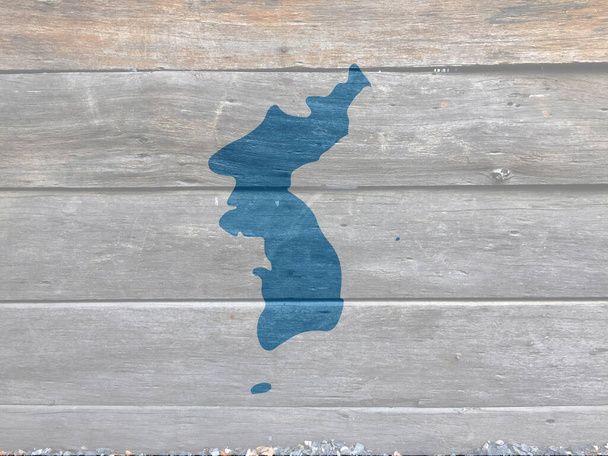 Vlag van Koreaanse vereniging op houten muurondergrond. Grunge en textuur, Koreaans schiereiland in blauw op wit. - Foto, afbeelding