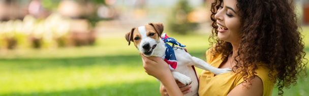 Poziome uprawy młodej kobiety gospodarstwa i patrząc na Jack Russell terrier dog - Zdjęcie, obraz