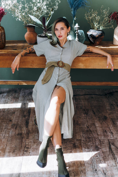 stylish girl leaning wooden table in room - Fotografie, Obrázek
