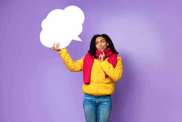 Zamyšlená černošky dívka drží řeč bublina nad hlavou ve studiu - Fotografie, Obrázek