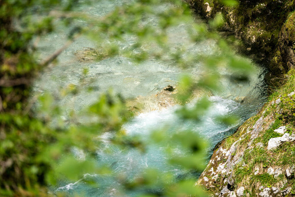 eau coulant le long de la leutaschklamm (gorge leutash) - Photo, image