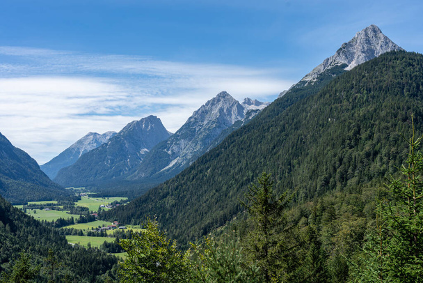 vista sobre las montañas wetterstein y valle leutasch desde una montaña cercana en verano, bavaria, alemania - Foto, Imagen