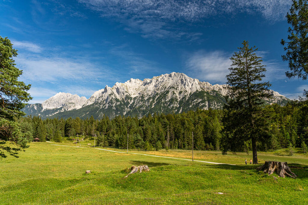 vista sobre as montanhas karwendel na Alemanha, Bayern-Baviera, perto da cidade alpina de Mittenwald - Foto, Imagem
