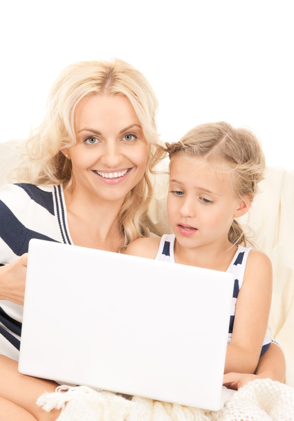 Happy mother and child with laptop computer - Foto, Imagen