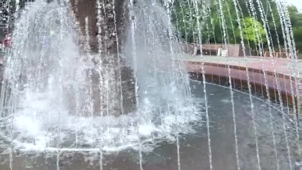 Fontana della città con spruzzi d'acqua primo piano - Filmati, video