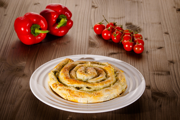 Torta di spinaci e formaggio su piatto bianco
 - Foto, immagini