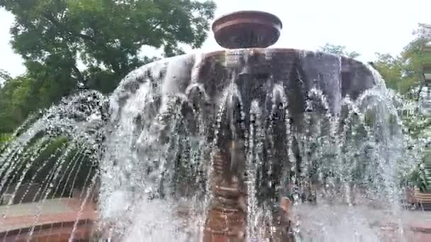 Fontaine de ville avec éclaboussures d'eau gros plan - Séquence, vidéo
