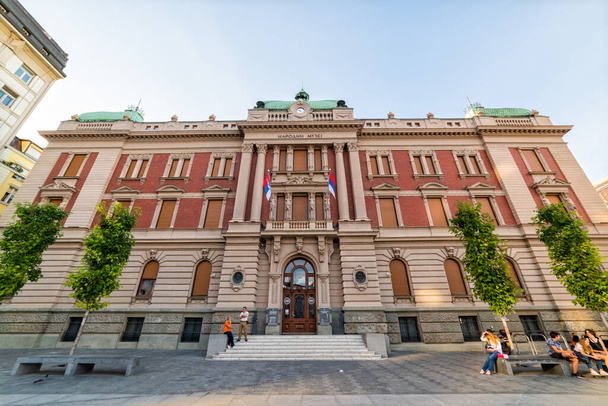 Belgrado, Sérvia - 27 de agosto de 2020: O edifício do Museu Nacional de Belgrado. Entrada de pessoal no museu nacional.  - Foto, Imagem