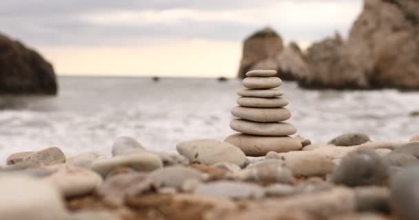 4k відео пірамідальних каменів на березі моря в сонячний день на синьому морському фоні. Щасливі свята. Гальковий пляж, спокійне море, туристичний напрямок. Концепція щасливої відпустки на морі
. - Кадри, відео