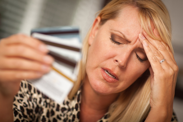 Расстроенная женщина с многочисленными кредитными картами
 - Фото, изображение
