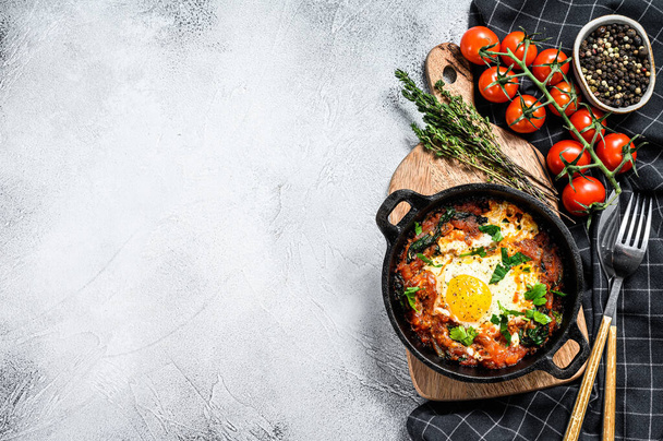 揚げ卵と朝食,トマト.パンの中のシャクシュカ。トルコの伝統料理。灰色の背景。最上階だ。スペースのコピー. - 写真・画像